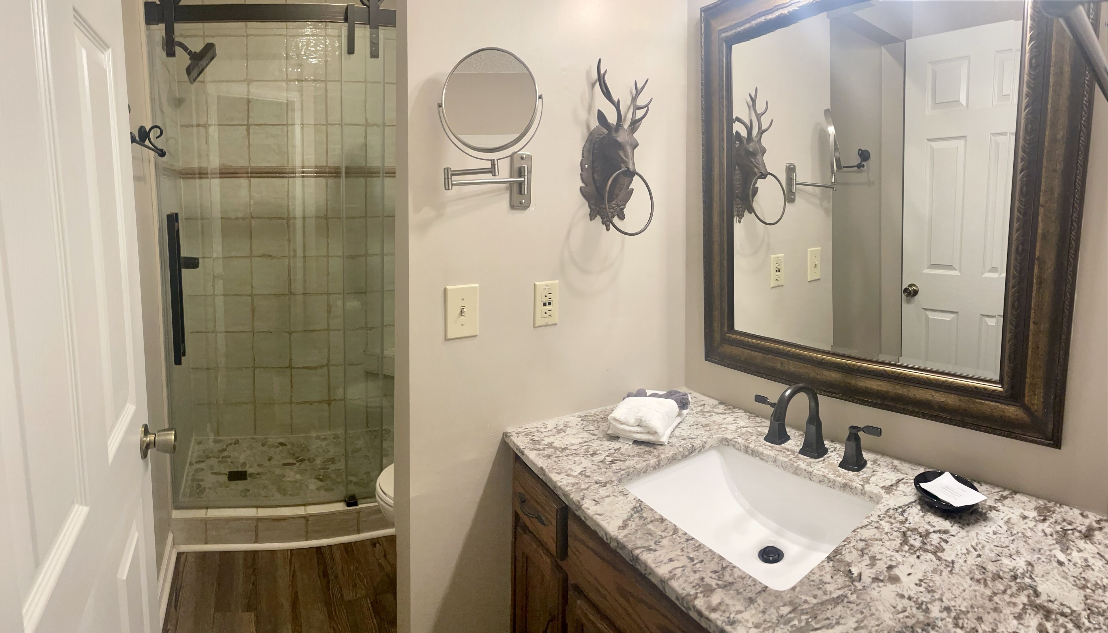 Sèche-cheveux, serviettes fournies, savon, papier toilette