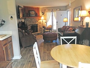 TV connectée, cheminée, livres