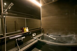 Bañera y ducha independientes y artículos de higiene personal gratuitos