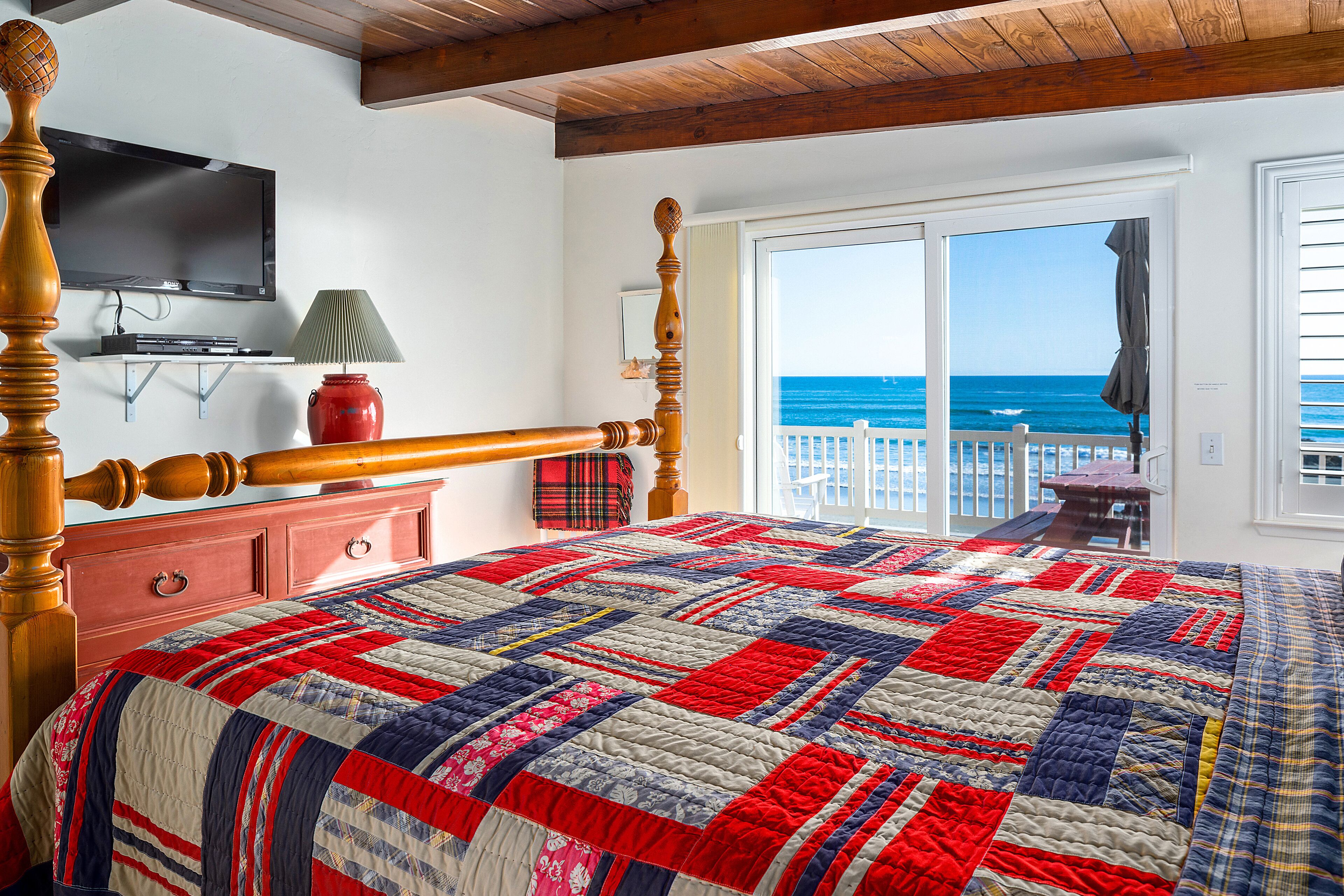 Private stairs to beach on Pacific Ave walk to town 