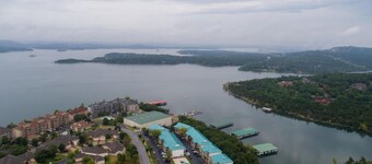 Beautiful 2BR/2BA Penthouse Condo Overlooking Table Rock Lake!