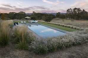 室外游泳池，恒温泳池