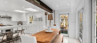 Vakre Sag Harbor Village House med oppvarmet basseng og Central Air!