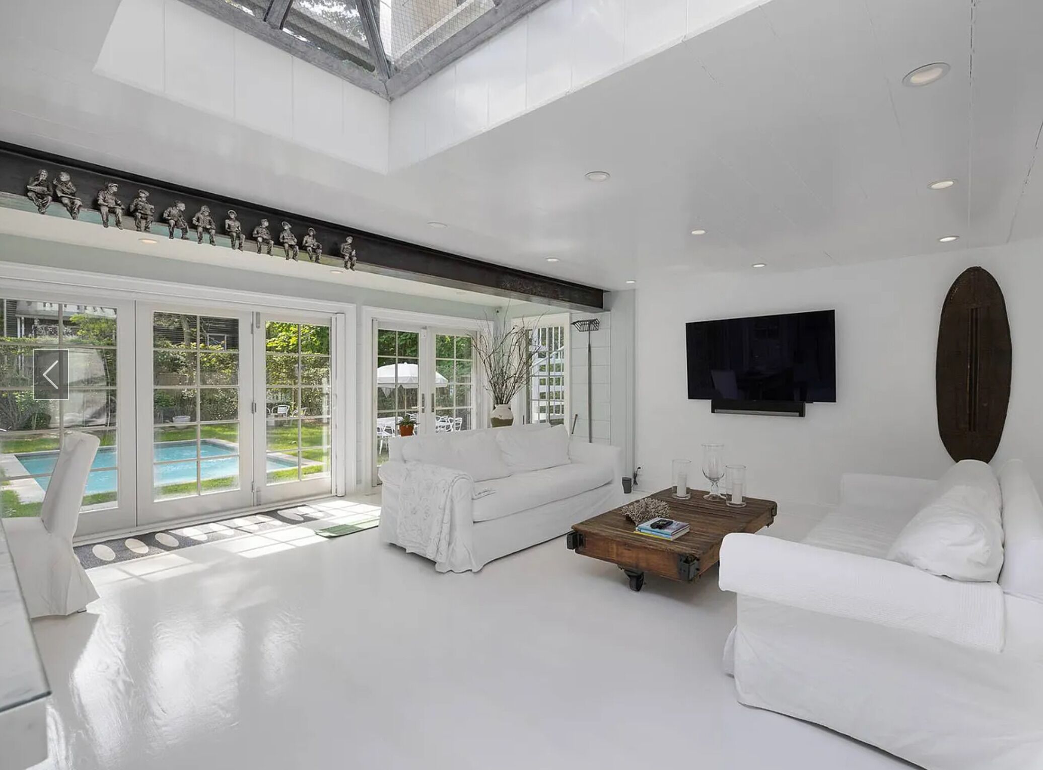 Beautiful SagHarbour Village W/Heated pool 5 min walk to Beach/Restaurant/Museum