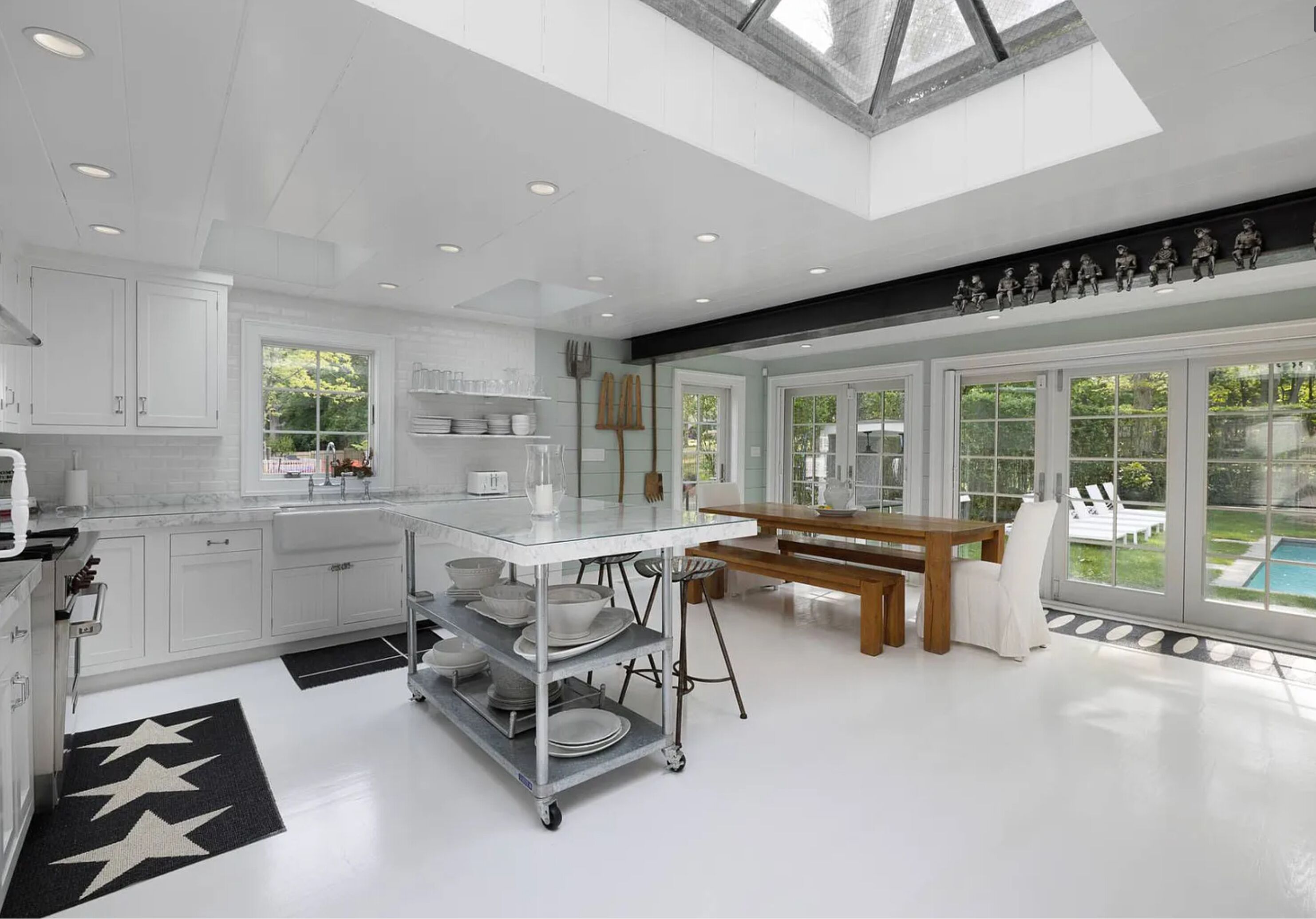 Beautiful SagHarbour Village W/Heated pool 5 min walk to Beach/Restaurant/Museum