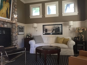 Smart TV, fireplace, music library, stereo