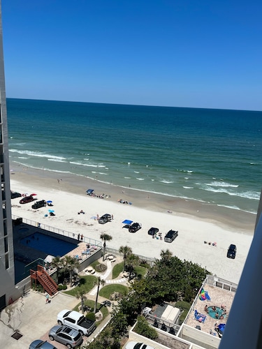 Ylellinen 3 sängyn 2 kylpyhuoneiston kattohuoneisto, josta on upeat näkymät merelle ja Intrakostalille!