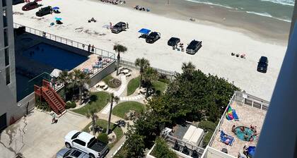 Ylellinen 3 sängyn 2 kylpyhuoneiston kattohuoneisto, josta on upeat näkymät merelle ja Intrakostalille!