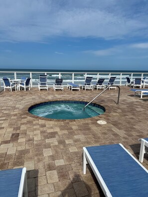 Lämmitetty uima-allas