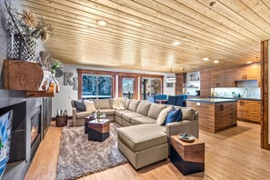 Smart TV, lareira, DVD player, biblioteca musical