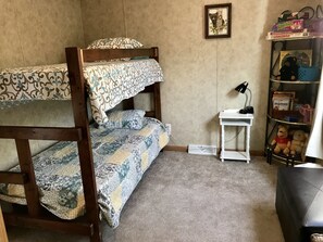 3 bedrooms, iron/ironing board, WiFi, bed sheets