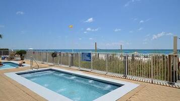 Una piscina cubierta, una piscina al aire libre