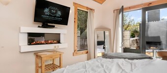 Patio Sisters Lily Suite | King Bed | Hot Tub | Outdoor Fireplace