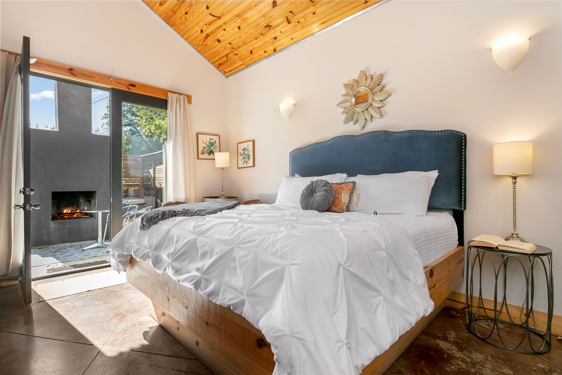 Patio Sisters Lily Suite | King Bed | Hot Tub | Outdoor Fireplace