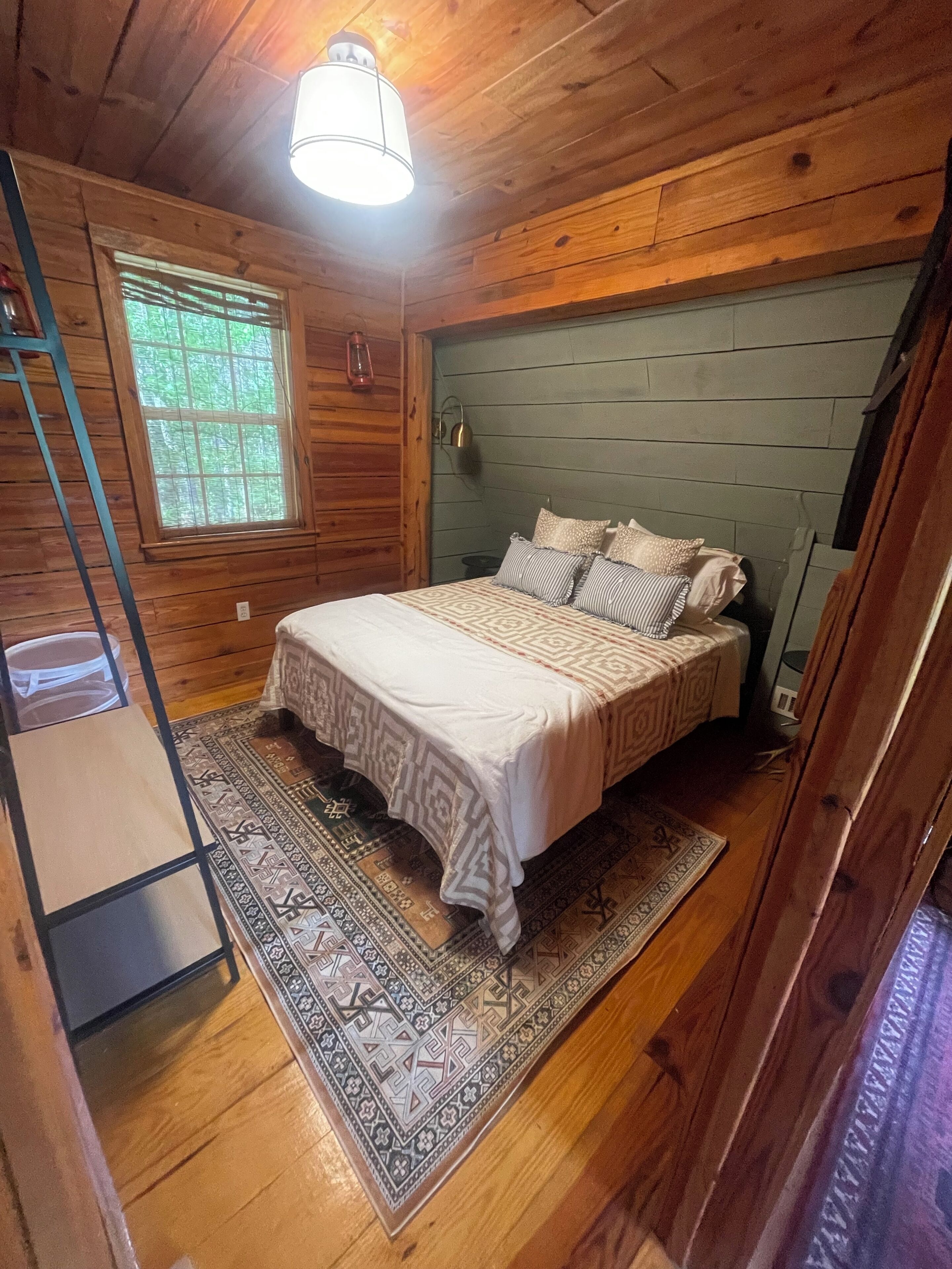 2 bedrooms, desk, WiFi, bed sheets