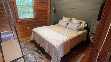 2 bedrooms, desk, WiFi, bed sheets