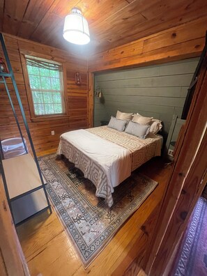 2 makuuhuonetta, työpöytä, Wi-Fi, vuodevaatteet