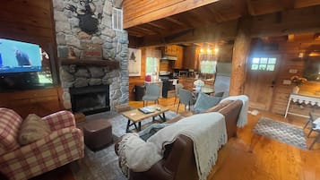 Televisión, chimenea, videojuegos y reproductor de DVD