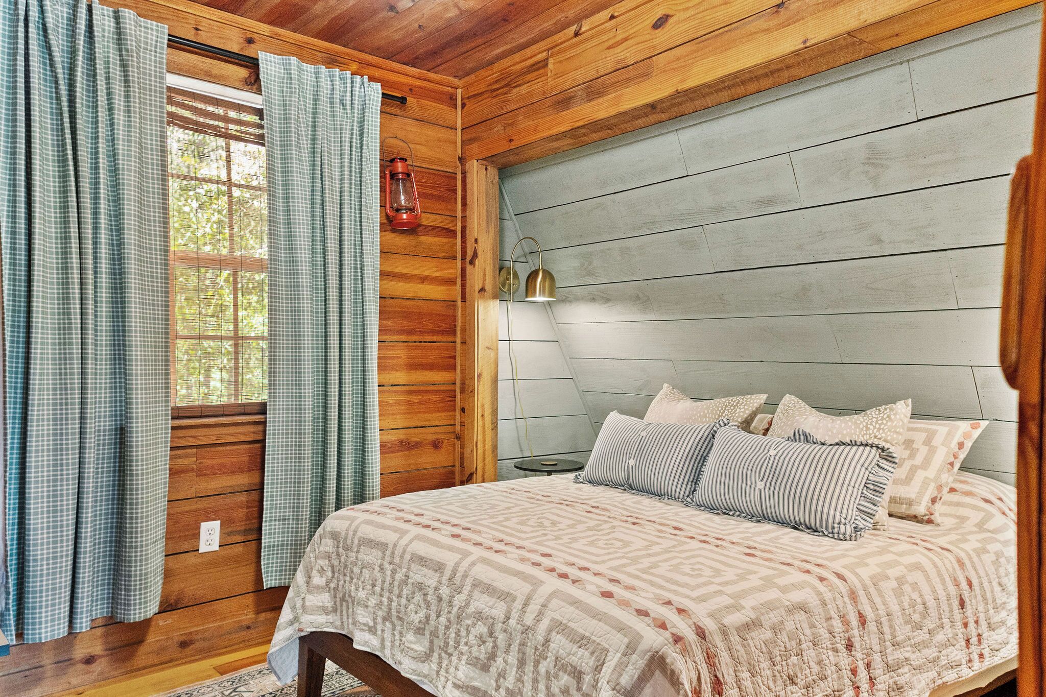 2 bedrooms, desk, WiFi, bed sheets