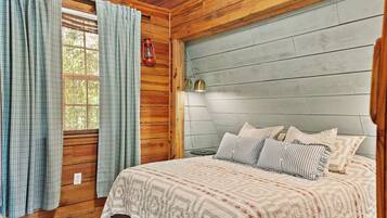 2 bedrooms, desk, WiFi, bed sheets