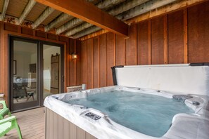 Outdoor spa tub - Big Sky Vacation Rentals: Black Eagle 12 (Big Sky)