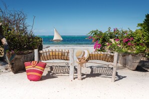 En la playa, camastros y toallas de playa