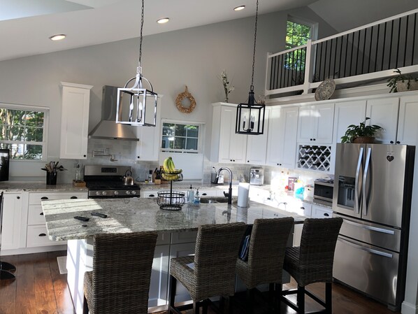 Kylskåp, mikrovågsugn, ugn och spishäll