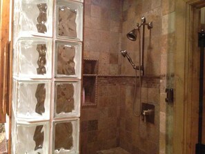 ヘアドライヤー、タオル、石鹸、トイレットペーパー