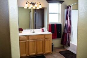Combined shower/tub, towels