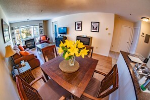 Smart TV, fireplace - Glacier Lodge 205 - Ski in Ski out, Common Pool & Hot Tub (Whistler)