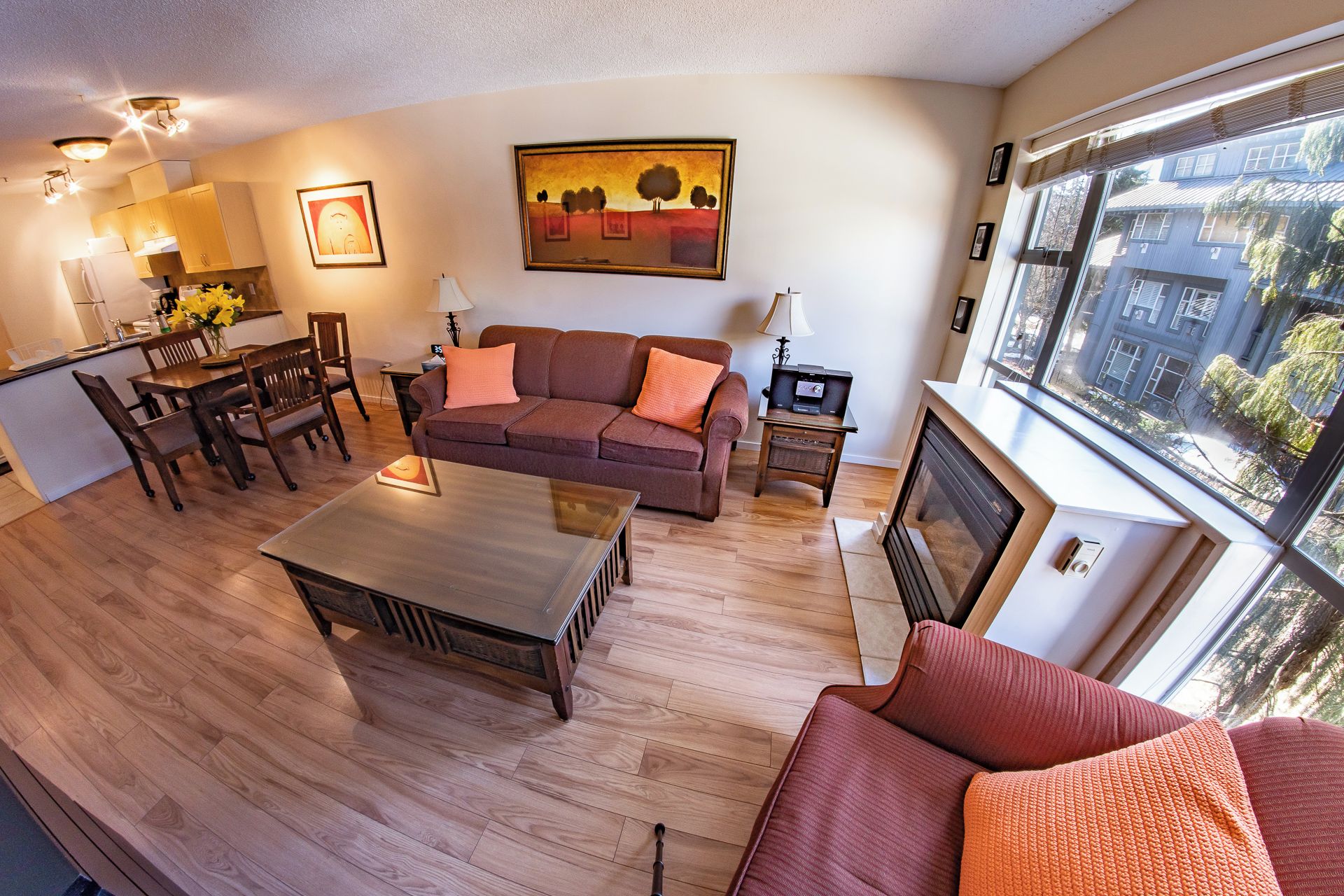 Una sala moderna con sofá, mesa de centro y comedor.