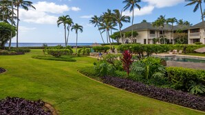 Ein Resort mit Pool, Palmen und Blick auf den Ozean.