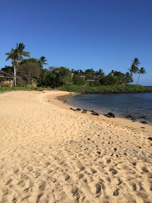 Rannalla, aurinkotuoleja, rantapyyhkeitä