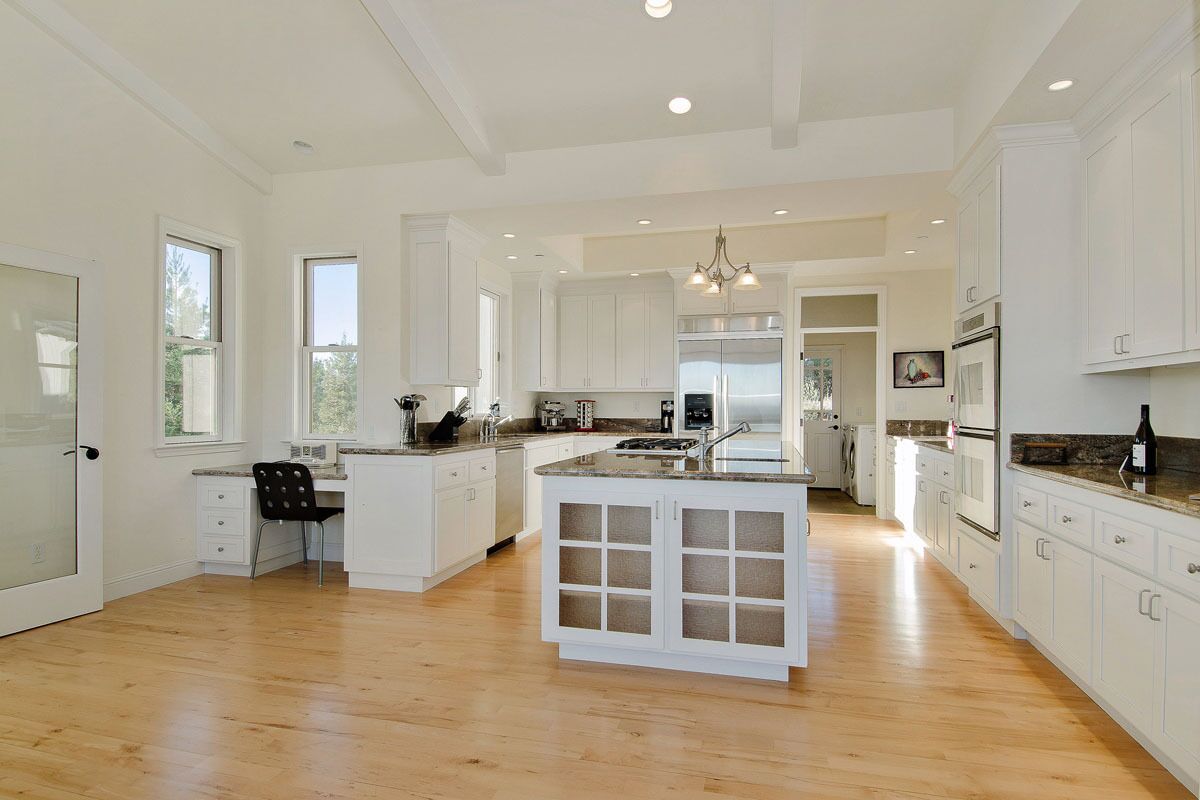 Spacious Home with Great View and New Infinity Pool/Hot Tub!!