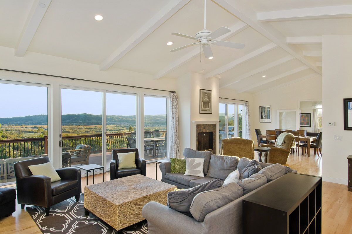 Spacious Home with Great View and New Infinity Pool/Hot Tub!!