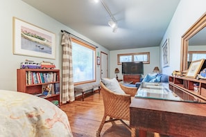 TV, stereo - Opal Cliff Beach House (Pleasure Point)