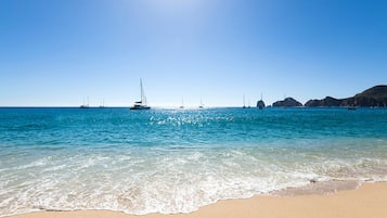 Sulla spiaggia, lettini da mare, teli da spiaggia