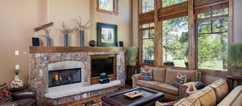Dog-Friendly Villa, Steps Away From Old Greenwood's Driving Range!