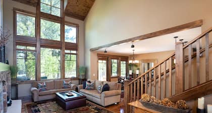 Dog-Friendly Villa, Steps Away From Old Greenwood's Driving Range!