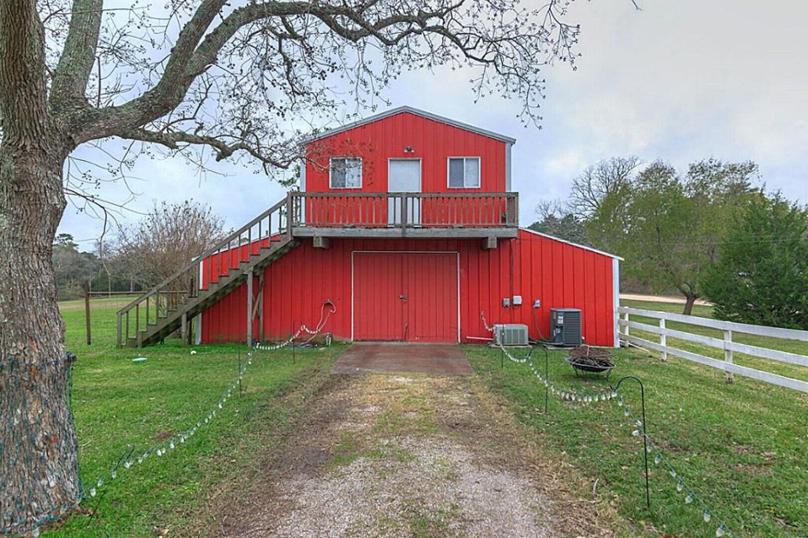 Spacious Peaceful Get-Away with a barn to host Events!