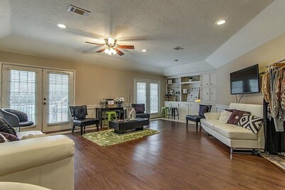 Spacious Peaceful Get-Away with a barn to host Events!