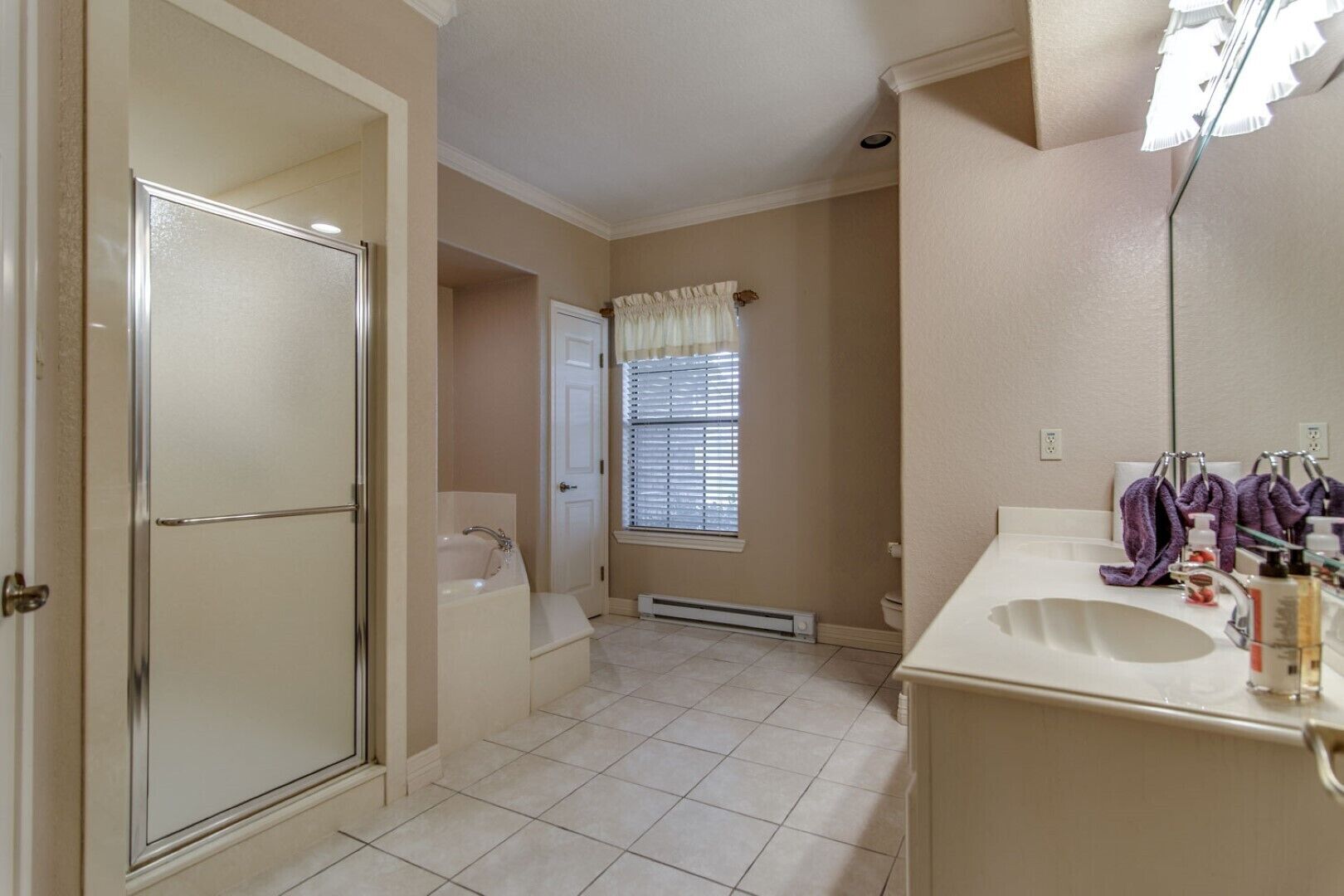 Spacious Peaceful Get-Away with a barn to host Events!