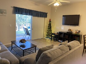 Smart TV, DVD player, books, video library - Regal Palms – Lazy River – Water Slide – Disney - Free Wifi - Baby Crib + FUN! (Davenport)