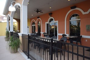Outdoor dining - Regal Palms – Lazy River – Water Slide – Disney - Free Wifi - Baby Crib + FUN! (Davenport)