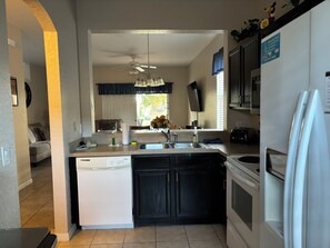 Fridge, microwave, oven, stovetop - Regal Palms – Lazy River – Water Slide – Disney - Free Wifi - Baby Crib + FUN! (Davenport)