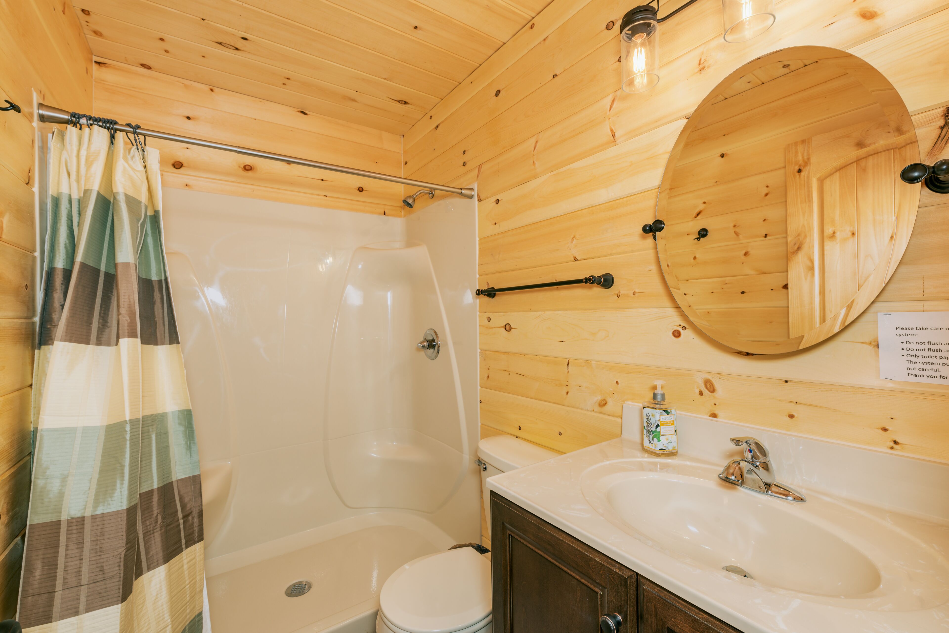 Brand New Cabin, Romantic, Private,Adjacent to George Washington National Forest