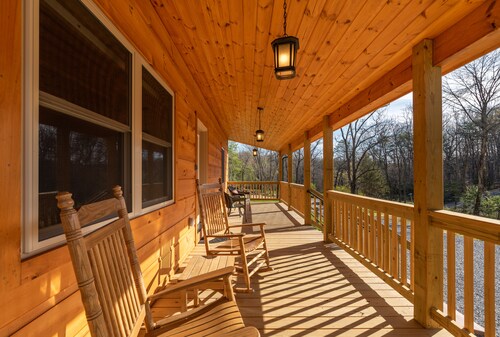 Beautiful Private Cabin, adjacent to the National Forest