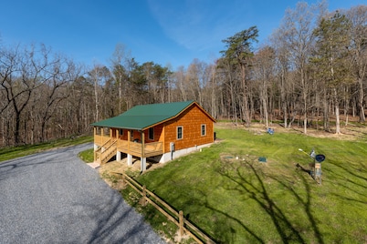 Beautiful Private Cabin, adjacent to the National Forest