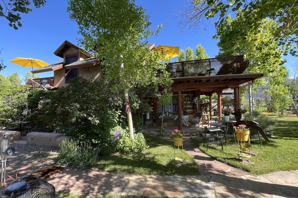 THE CASA CARMEN-ARROYO SECO! LOCATION 15 MINUTES FROM TAOS AND TAOS SKI VALLEY!