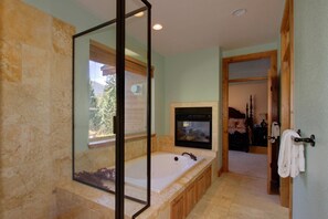 Combined shower/tub, hair dryer, towels
